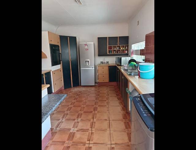 6 BEDROOM HOUSE FOR SALE IN LENASIA EXT 1